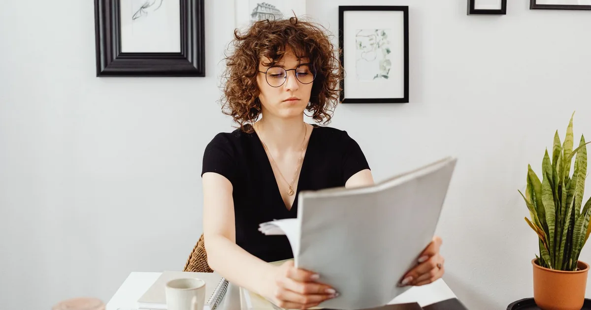 Indépendant lisant attentivement les clauses d'exclusion de son contrat de prévoyance