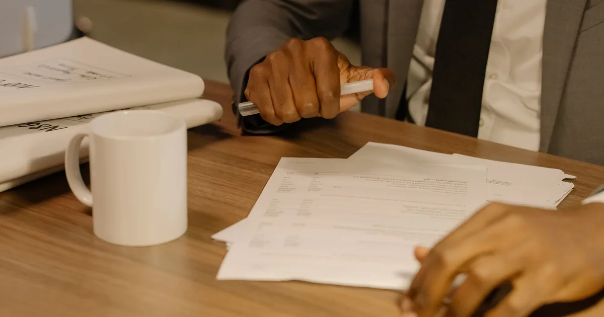 Indépendant vérifiant la liste des garanties de son contrat de prévoyance