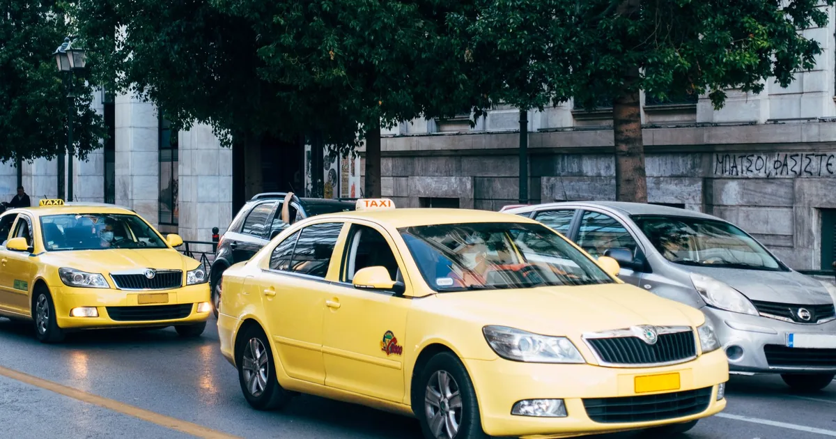 Chauffeur de taxi indépendant au volant de son véhicule professionnel