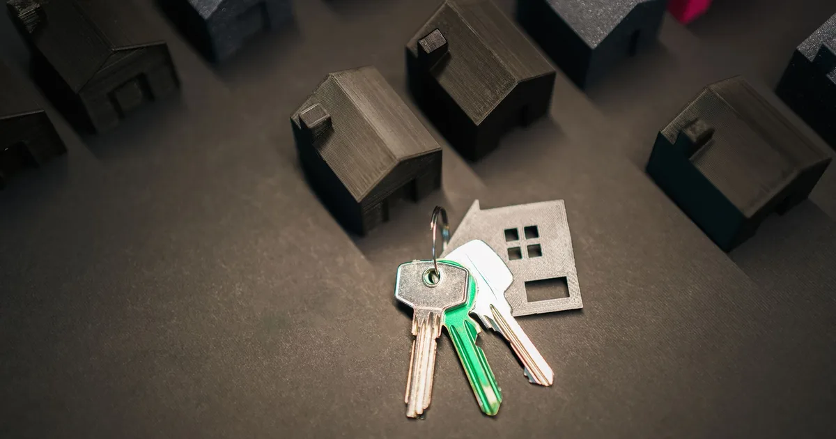 Trousseau de clés et maisons miniatures, symbole des actes immobiliers du notaire