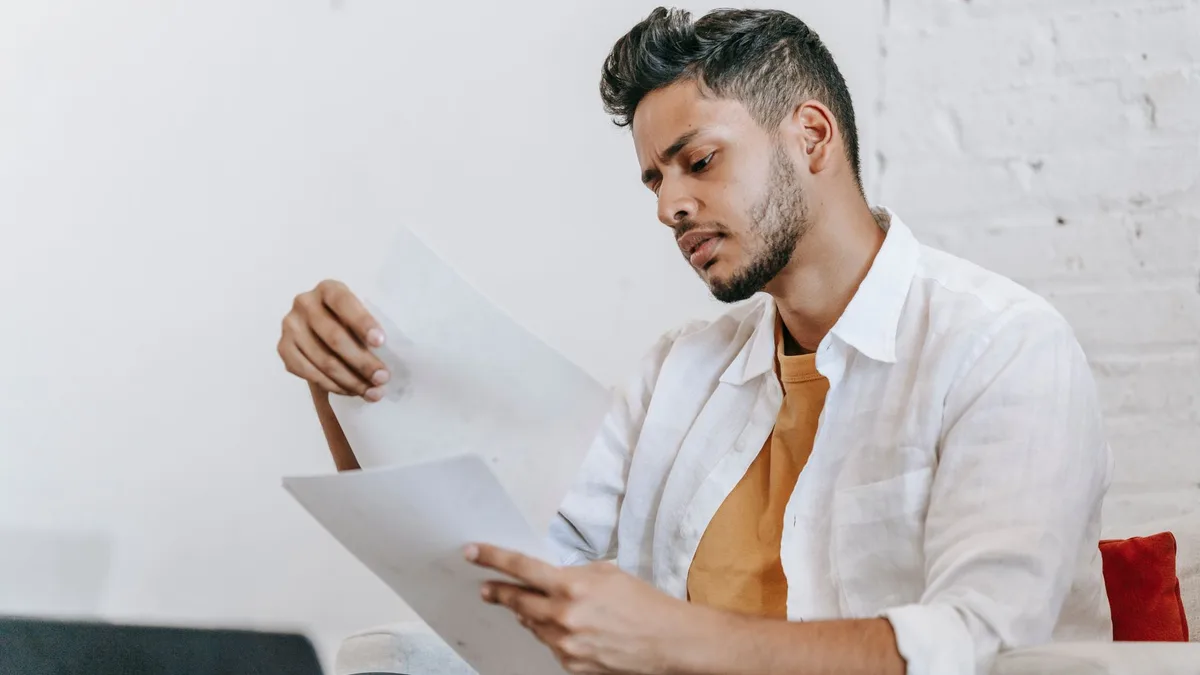 Indépendant lisant ses documents de prévoyance