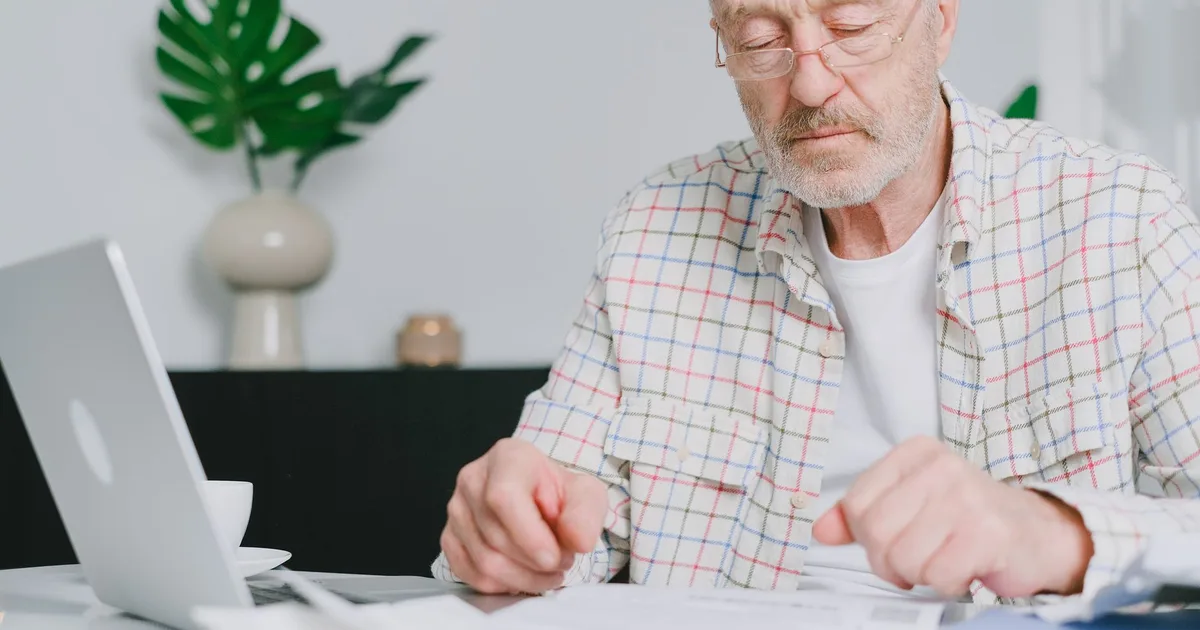 Travailleur indépendant préparant sa retraite avec ses relevés de carrière